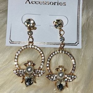 Fashion Bee with pearl earrings